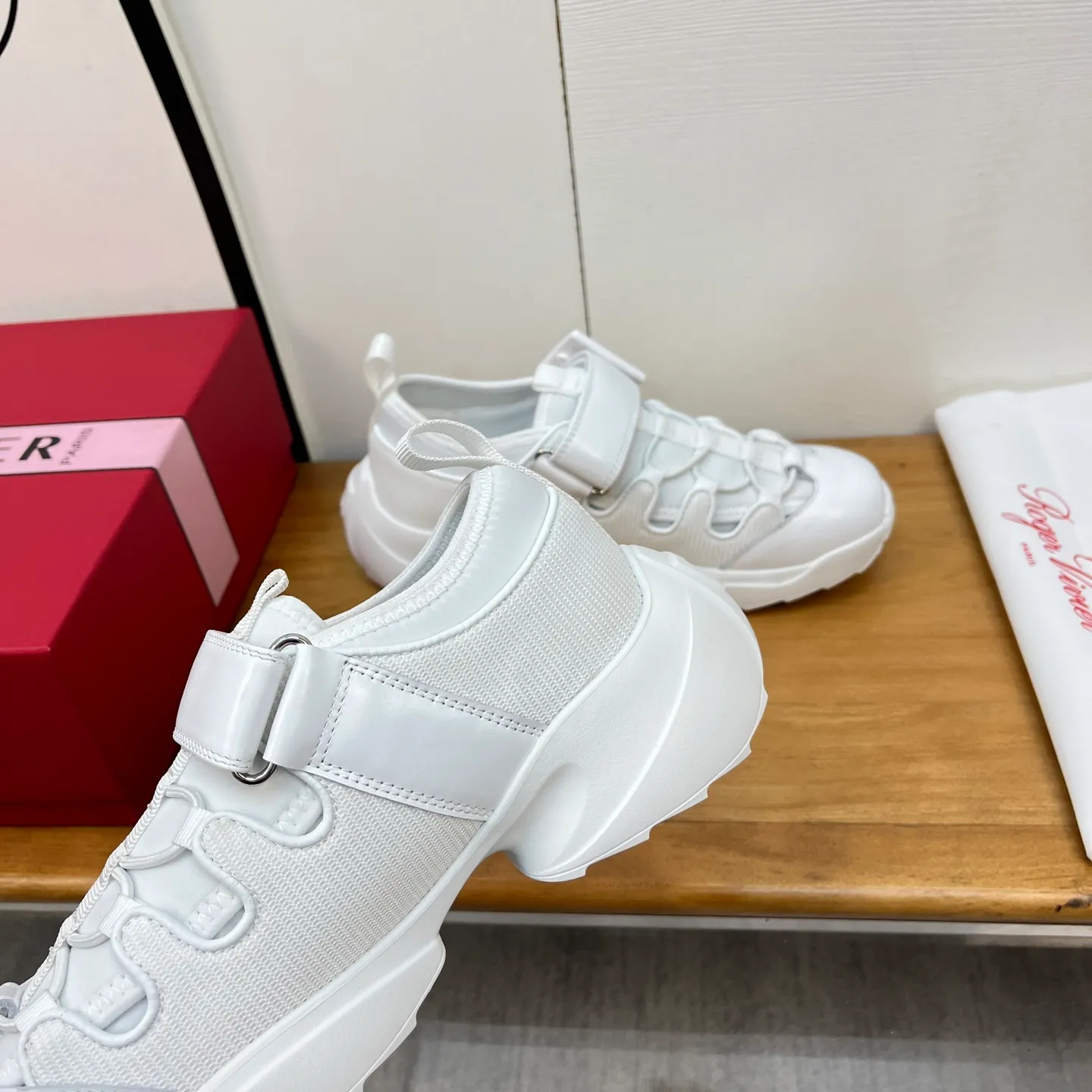👟👟Ex-factory price 560👟👟 Genuine leather sole +30 2025 spring and summer new CHANEL white slippers, full of luxury style. The upper is decorated with iconic double C elements and is matched with exquisite plaid weaving. It is light and elegant, and the details are full of brand recognition. The simple flat bottom design fits the shape of the foot and brings a comfortable wearing experience. Whether paired with casual shorts, skirts, or simple suits, it can easily enhance the sense of fashion and highlight the wearer's exquisite taste and elegance. It is an excellent item for fashionistas to create exquisite looks. Color: black white